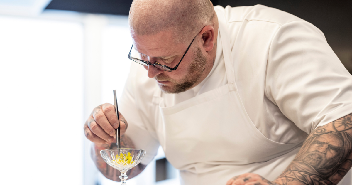 Eric Kragh Vildgaard plating a dish
